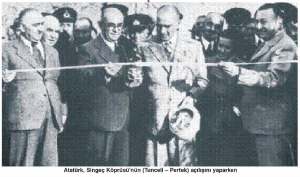 Atatürk Sincek Köprüsünün açılışını yaparken