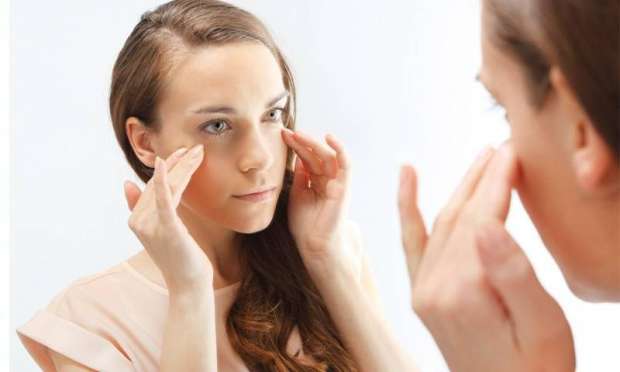 goz-cevresindeki-sislik-hastalik-belirtisi-olabilir