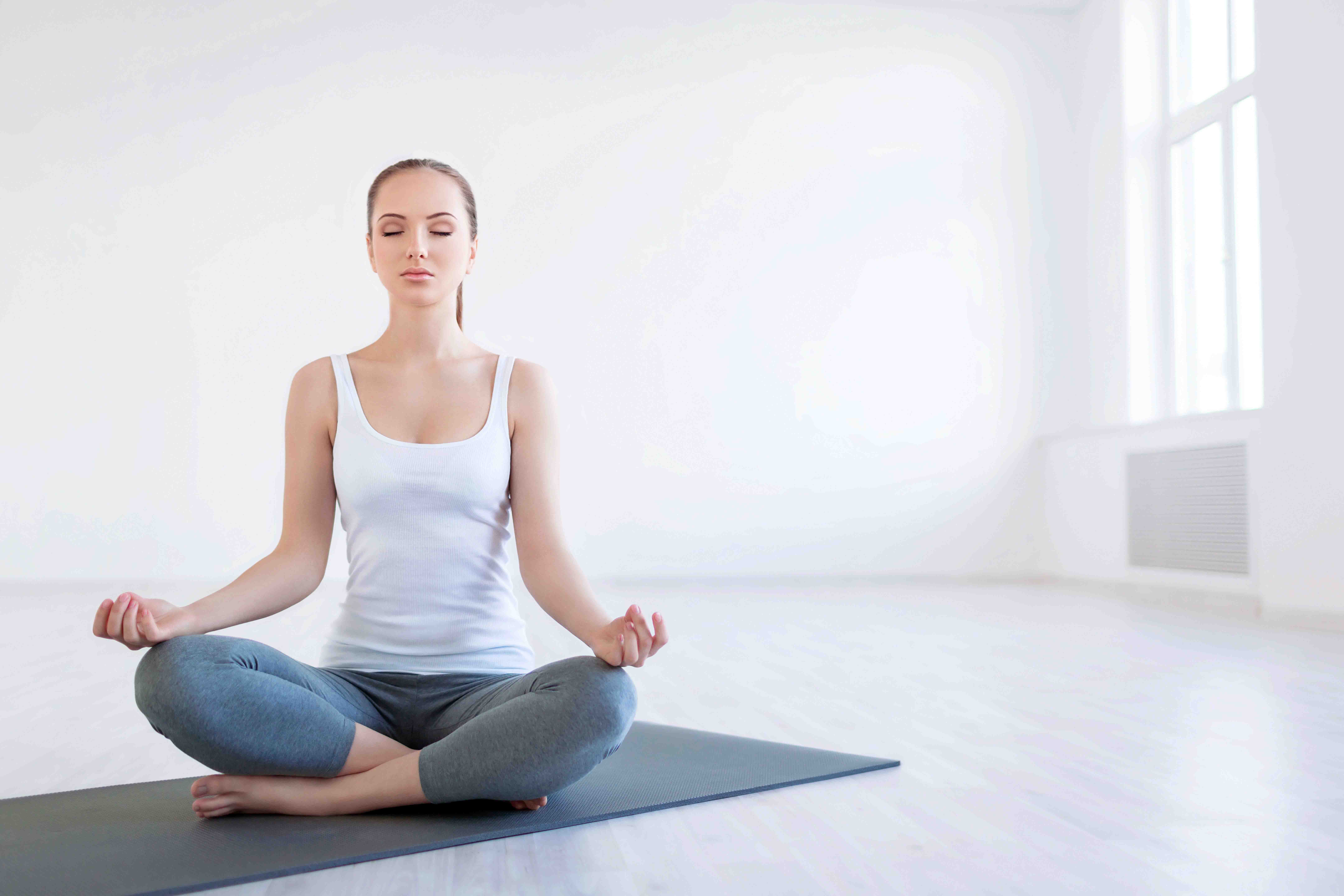Медитация на событие. Студия медитации. Девушка йога. Йога для женщин. Девушка медитирует.